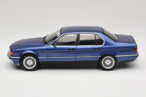 BMW Alpina B11 E32 3.5 Metallic Blue MCG 1:18 MCG18232 Metal - imagem 3 de 6