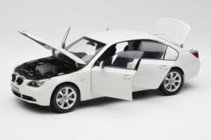 BMW E60 545i Alpine Branco Kyosho 1:18 08591W Metal - imagem 2 de 8