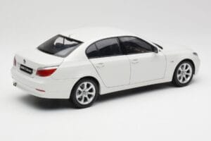 BMW E60 545i Alpine Branco Kyosho 1:18 08591W Metal - imagem 3 de 8