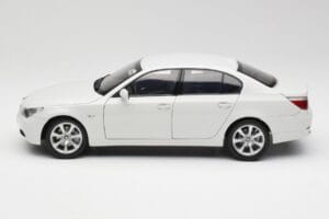 BMW E60 545i Alpine Branco Kyosho 1:18 08591W Metal - imagem 4 de 8