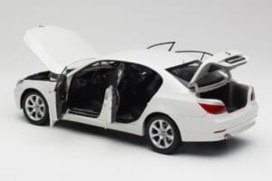 BMW E60 545i Alpine Branco Kyosho 1:18 08591W Metal - imagem 5 de 8