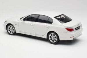 BMW E60 545i Alpine Branco Kyosho 1:18 08591W Metal - imagem 7 de 8