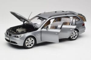 BMW 545i E61 Touring Cinzento Claro Kyosho 1:18 80430308414 Metal - imagem 2 de 8