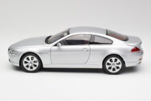 BMW 645Ci E63 Prata Kyosho 1:18 80430153285 Metal - imagem 4 de 8