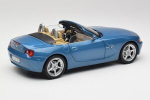 BMW Z4 E85 Maldives Blue Bburago 1:18 34046BLUE Metal - imagem 3 de 8