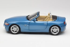 BMW Z4 E85 Maldives Blue Bburago 1:18 34046BLUE Metal - imagem 4 de 8