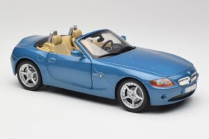 BMW Z4 E85 Maldives Blue Bburago 1:18 34046BLUE Metal - imagem 6 de 8