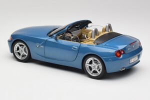 BMW Z4 E85 Maldives Blue Bburago 1:18 34046BLUE Metal - imagem 7 de 8