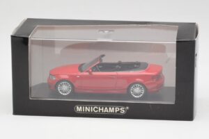 BMW Série 1 E88 Cabriolet Vermelho Carmesim Minichamps 1:43 431026230 Metal - imagem 4 de 5