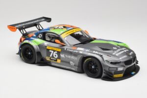 BMW Z4 E89 GT3 #76 Schubert Motorsport Dubai 24 Hours 2014 Minichamps 1:18 151142376 Metal - imagem 4 de 6