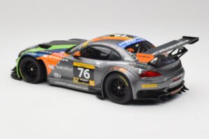 BMW Z4 E89 GT3 #76 Schubert Motorsport Dubai 24 Hours 2014 Minichamps 1:18 151142376 Metal - imagem 5 de 6