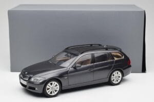 BMW 330i E91 Touring Cinzento Escuro Kyosho 1:18 80430394360 Metal - imagem 8 de 8