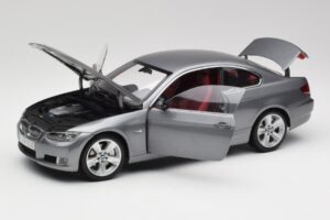 BMW 330i E92 Coupe Cinzento Metálico Kyosho 1:18 80430407220 Metal - imagem 2 de 8