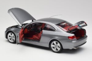 BMW 330i E92 Coupe Cinzento Metálico Kyosho 1:18 80430407220 Metal - imagem 5 de 8