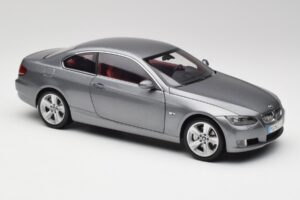 BMW 330i E92 Coupe Cinzento Metálico Kyosho 1:18 80430407220 Metal - imagem 6 de 8