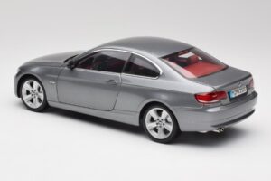 BMW 330i E92 Coupe Cinzento Metálico Kyosho 1:18 80430407220 Metal - imagem 7 de 8