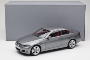 BMW 330i E92 Coupe Cinzento Metálico Kyosho 1:18 80430407220 Metal - imagem 8 de 8