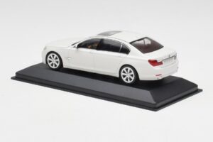 BMW 750Li F02 Branco Minichamps 1:43 80420445201 Metal - imagem 3 de 5