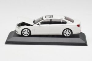 BMW 750Li F02 Branco Minichamps 1:43 80420445201 Metal - imagem 4 de 5