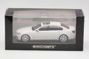 BMW 750Li F02 Branco Minichamps 1:43 80420445201 Metal - imagem 5 de 5
