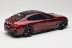 BMW M850i G15 M Performance Melbourne Red Metallic GT Spirit 1:18 GT493 Resina - imagem 2 de 6