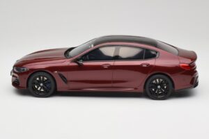 BMW M850i G15 M Performance Melbourne Red Metallic GT Spirit 1:18 GT493 Resina - imagem 3 de 6