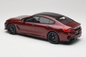 BMW M850i G15 M Performance Melbourne Red Metallic GT Spirit 1:18 GT493 Resina - imagem 5 de 6