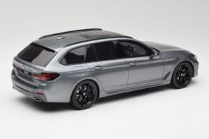BMW G61 530e M Sport Touring Mineral Cinzento GT Spirit 1:18 GT485 Resina - imagem 2 de 6