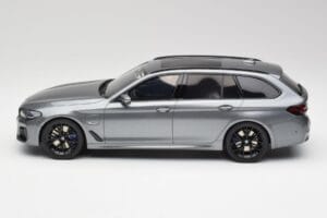 BMW G61 530e M Sport Touring Mineral Cinzento GT Spirit 1:18 GT485 Resina - imagem 3 de 6