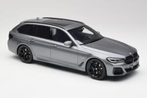 BMW G61 530e M Sport Touring Mineral Cinzento GT Spirit 1:18 GT485 Resina - imagem 4 de 6