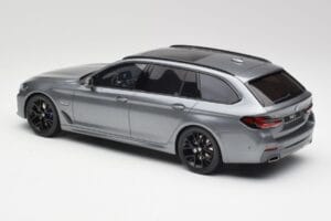 BMW G61 530e M Sport Touring Mineral Cinzento GT Spirit 1:18 GT485 Resina - imagem 5 de 6