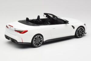 BMW M4 G82 Cabriolet Alpine White Minichamps 1:18 155021031 Metal - imagem 2 de 6