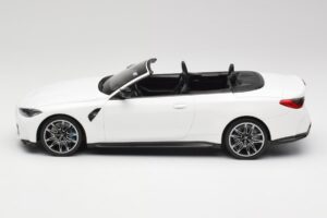 BMW M4 G82 Cabriolet Alpine White Minichamps 1:18 155021031 Metal - imagem 3 de 6