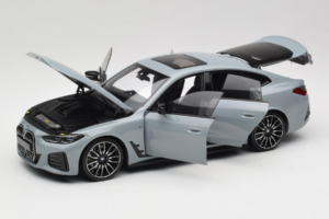 BMW i4 G26 Grey Metallic Minichamps 1:18 110023010 Metal - imagem 2 de 8