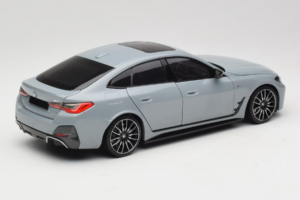 BMW i4 G26 Grey Metallic Minichamps 1:18 110023010 Metal - imagem 3 de 8