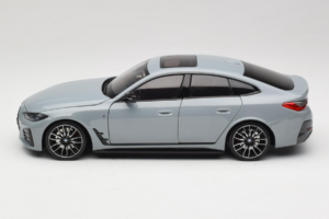 BMW i4 G26 Grey Metallic Minichamps 1:18 110023010 Metal - imagem 4 de 8