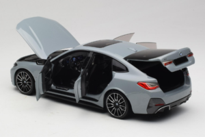 BMW i4 G26 Grey Metallic Minichamps 1:18 110023010 Metal - imagem 5 de 8