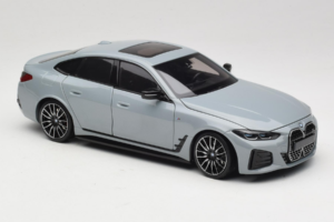 BMW i4 G26 Grey Metallic Minichamps 1:18 110023010 Metal - imagem 6 de 8
