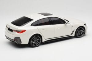 BMW i4 M50 G26 Alpine White Minichamps 1:18 110023011 Metal - imagem 3 de 8