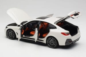 BMW i4 M50 G26 Alpine White Minichamps 1:18 110023011 Metal - imagem 5 de 8