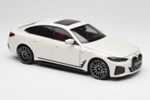 BMW i4 M50 G26 Alpine White Minichamps 1:18 110023011 Metal - imagem 6 de 8