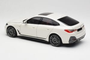 BMW i4 M50 G26 Alpine White Minichamps 1:18 110023011 Metal - imagem 7 de 8