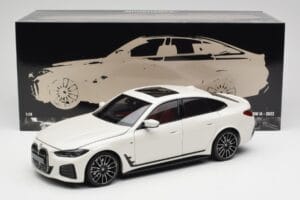 BMW i4 M50 G26 Alpine White Minichamps 1:18 110023011 Metal - imagem 8 de 8