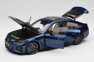 BMW i4 M50 G26 Portimao Blue Minichamps 1:18 110023012 Metal - imagem 2 de 8