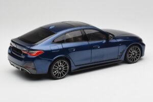 BMW i4 M50 G26 Portimao Blue Minichamps 1:18 110023012 Metal - imagem 3 de 8