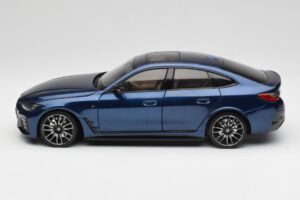 BMW i4 M50 G26 Portimao Blue Minichamps 1:18 110023012 Metal - imagem 4 de 8