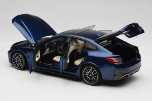 BMW i4 M50 G26 Portimao Blue Minichamps 1:18 110023012 Metal - imagem 5 de 8