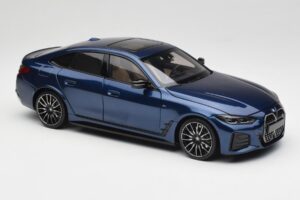 BMW i4 M50 G26 Portimao Blue Minichamps 1:18 110023012 Metal - imagem 6 de 8