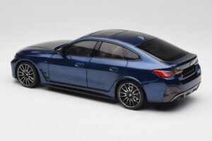 BMW i4 M50 G26 Portimao Blue Minichamps 1:18 110023012 Metal - imagem 7 de 8