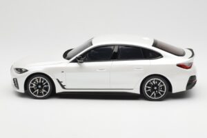 BMW i4 M50 G26 Mineral Branco Metálico Otto 1:18 OT1074 Resina - imagem 3 de 6
